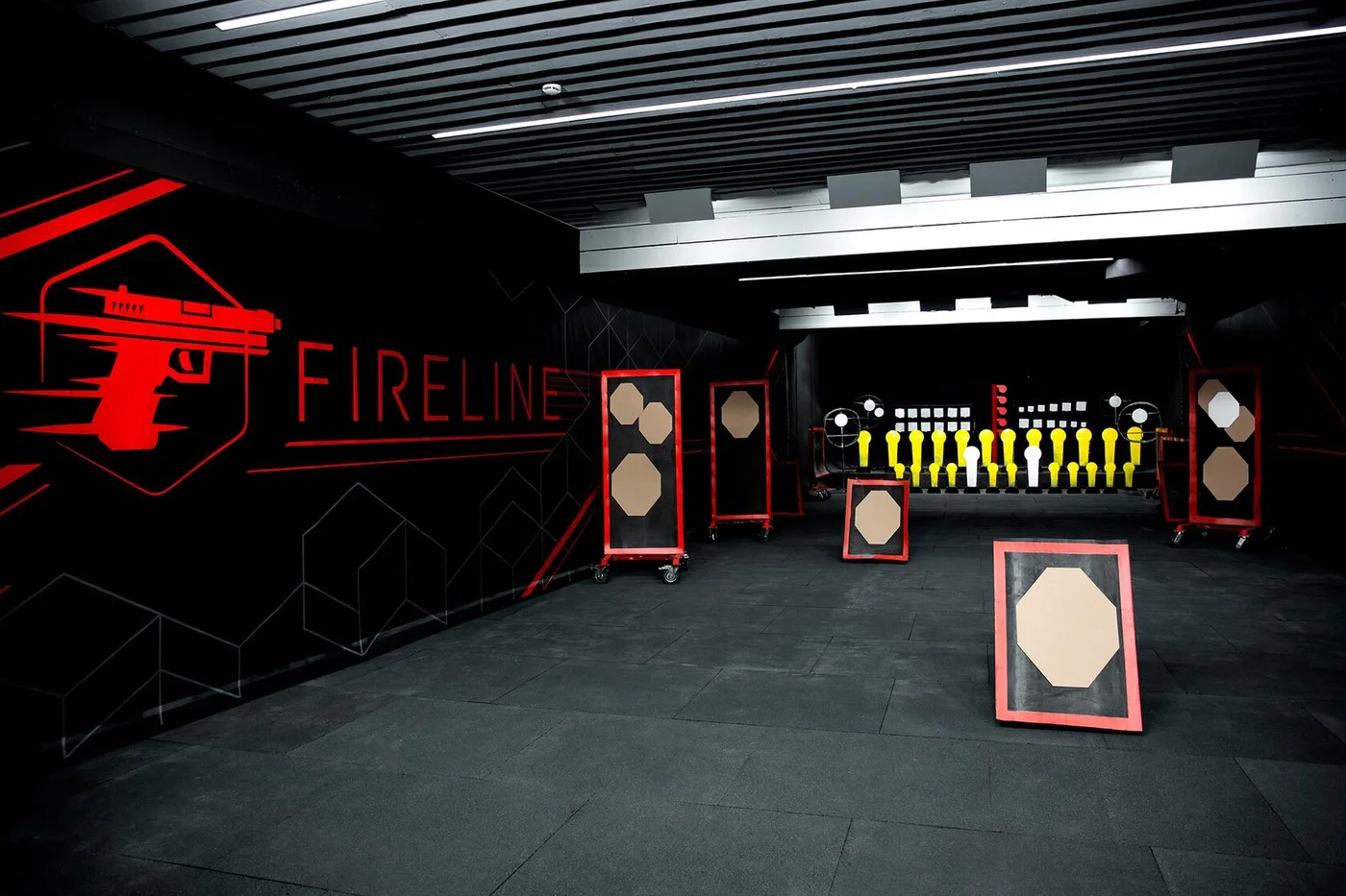 Стрелковая галерея FIRELINE с мишенями и красной разметкой