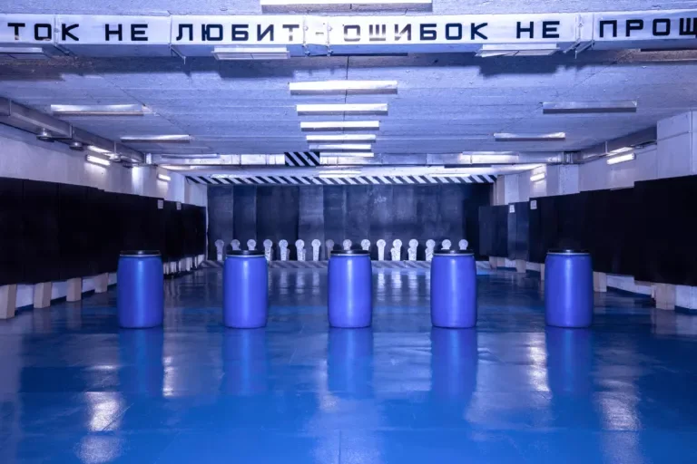 25-метровый тир ССК «Калибр» с мишенями и синими укрытиями