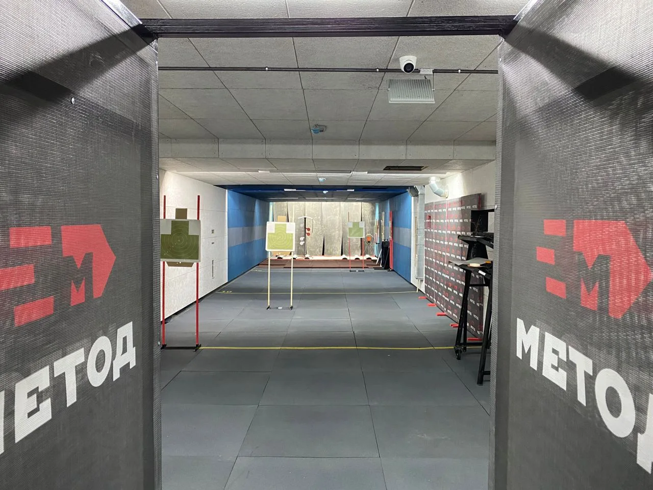 Стрелковая галерея клуба «Метод» с мишенями